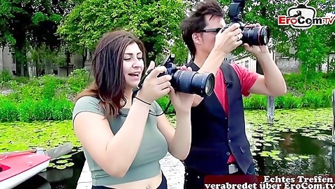 Alterer Herr Gibt Sich Als Fotograf Aus Und Schleppt Frau Ab